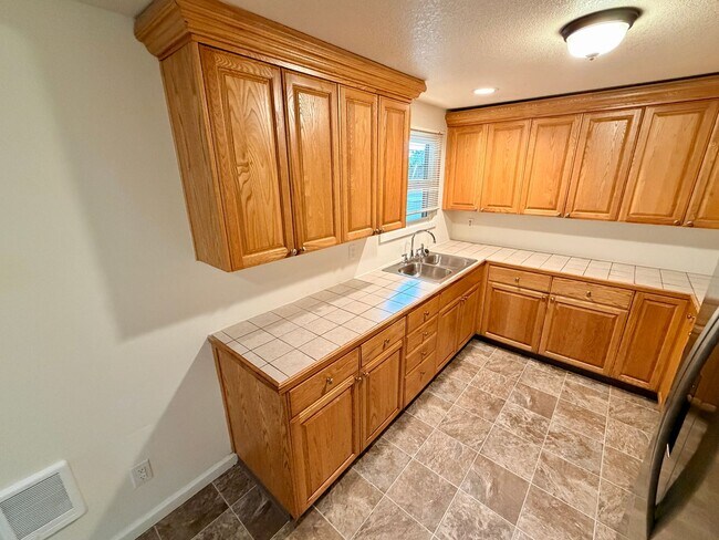 Foto del edificio - Two Bedroom Apartment in Central Salem