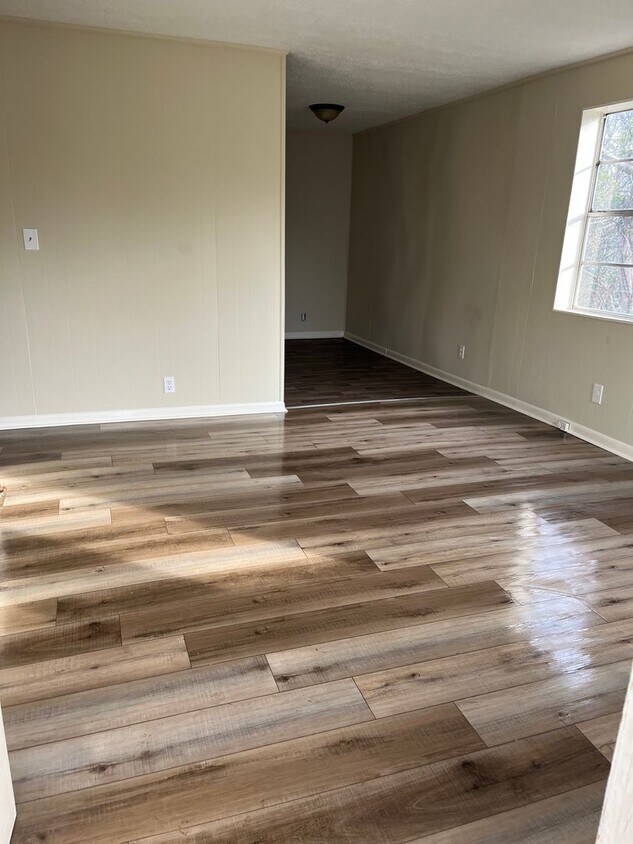 Building Photo - 33 Crestview St