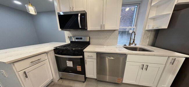 Foto del edificio - Renovated 3 Bed, 2 Full Bath Rental with Upscale Kitchen