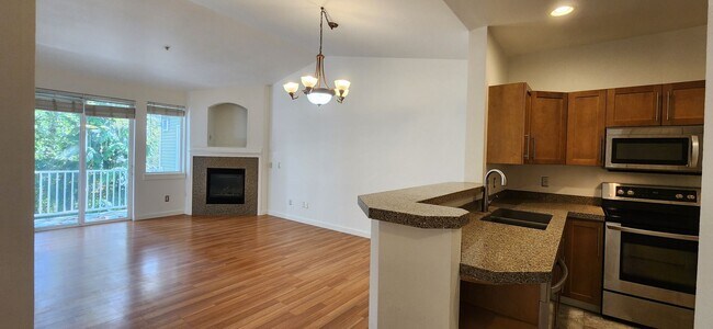 Building Photo - 2 Bed 2 Bath Top Floor Condo South Everett...