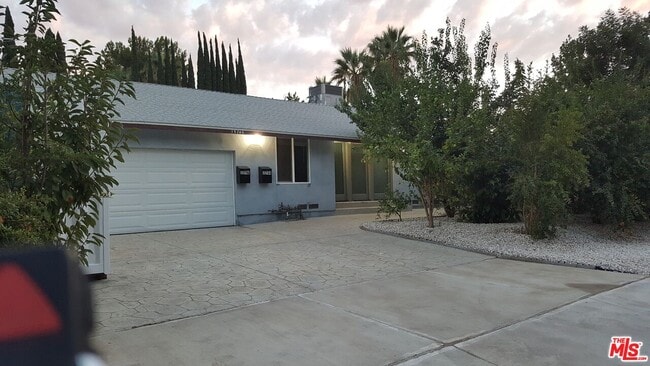 Building Photo - 15746 Magnolia Blvd