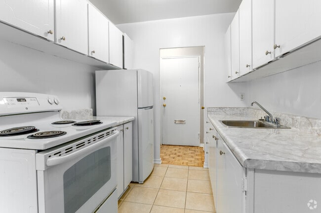 1BR, 1BA - 650SF - Kitchen - 230 Nipigon St
