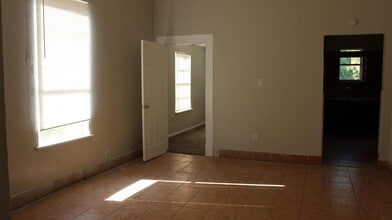 Building Photo - 713 Sabine St