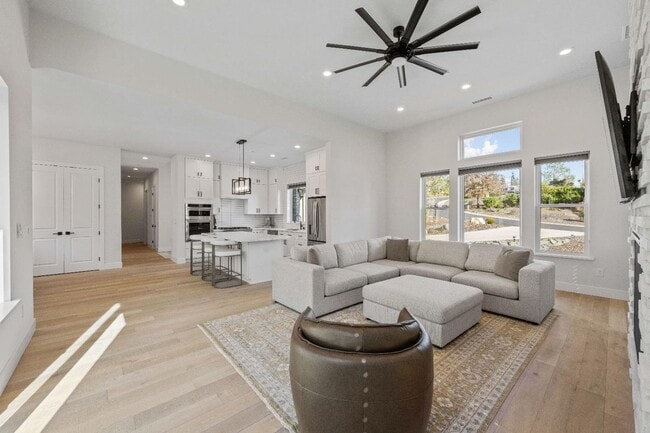 Building Photo - Modern Luxury Meets Country Club Living