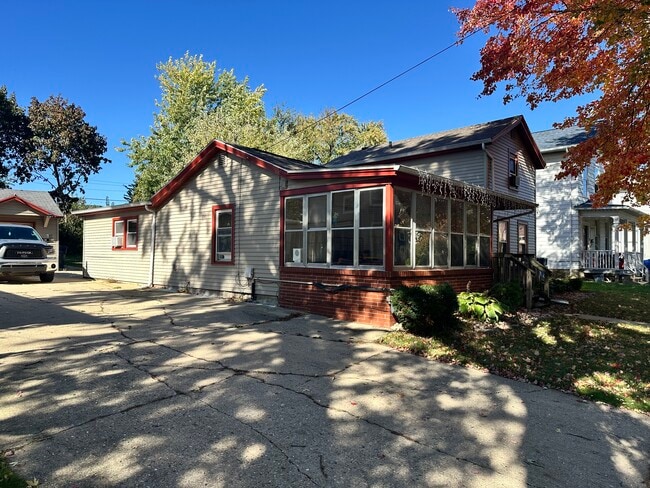 Building Photo - 318 S Locust St