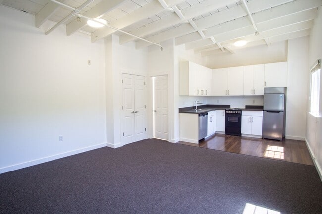 Building Photo - Bright 2nd Floor Corner Studio w/Modern Ap...