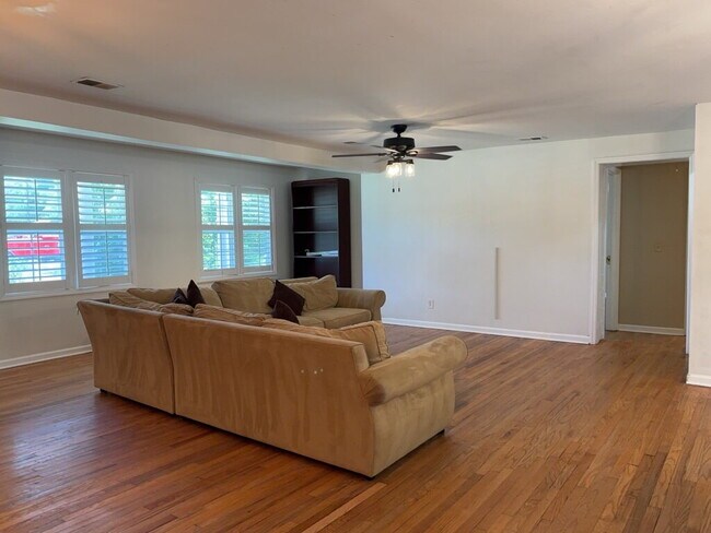 Foto del edificio - 1367 Fort Johnson Rd