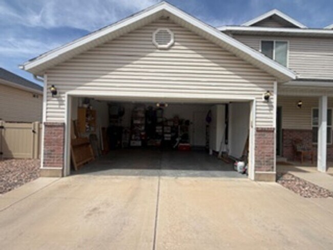 Foto del edificio - Beautiful 4 Bed / 2.5 Bath Home in Quiet Neighborhood