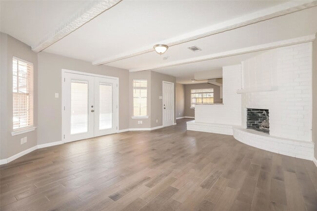 Building Photo - 710 Holly Springs Dr