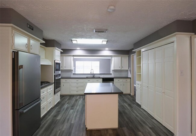 Building Photo - 24015 Lone Elm Dr