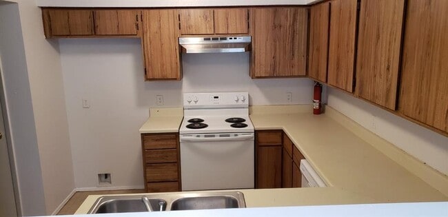 Building Photo - 6135 Ludington Dr