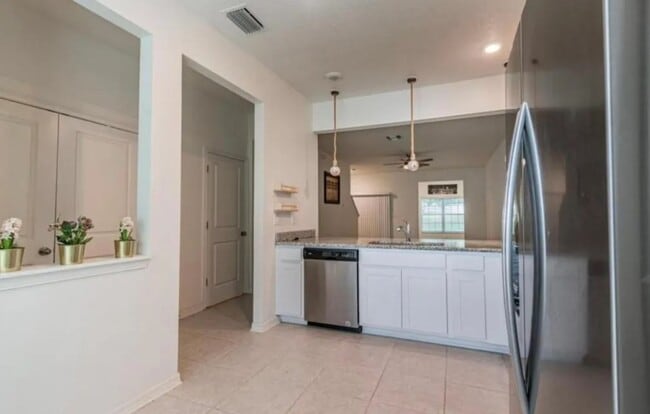 Building Photo - 1122 Hillhurst Dr
