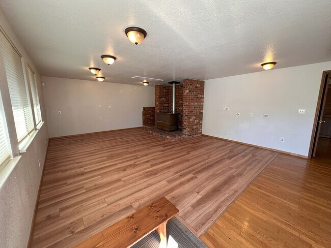 Building Photo - Oversized 3 bedroom, 2 bath