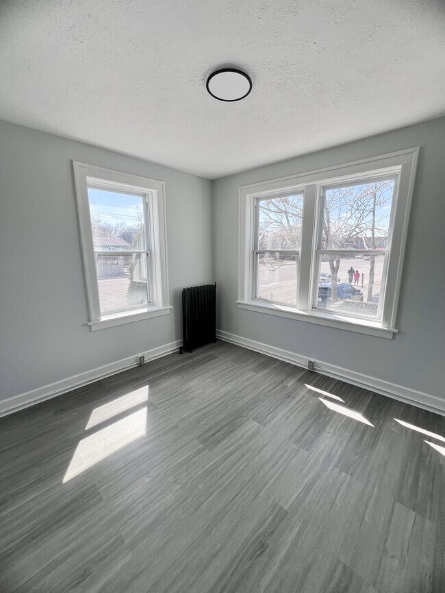 Photo du bâtiment - 1518 University Ave W