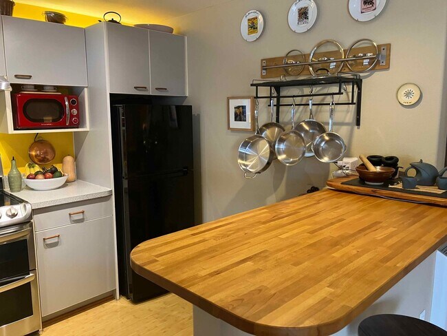 Foto del edificio - Charming Westside Condo Near Newport Market – Available April–October!