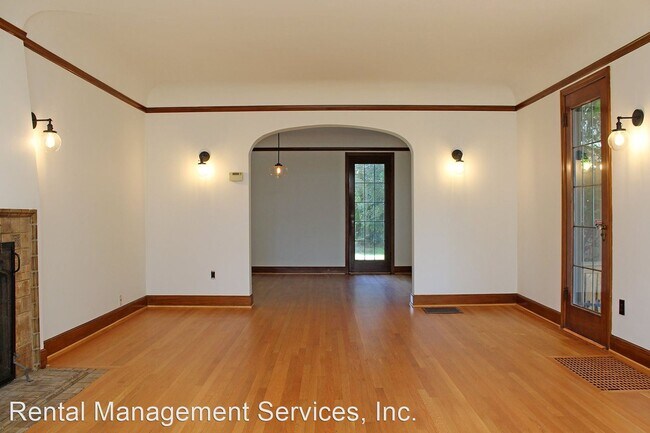 Building Photo - 3 br, 1.5 bath House - 2120 NE 30th Ave