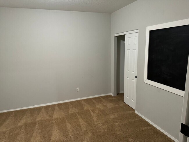 Building Photo - 3 Bed 2.5 Bath Home with 2 Car Garage