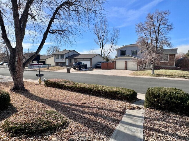 Building Photo - Spacious Tri-Level 4 Bedroom/2 Bathroom Ho...