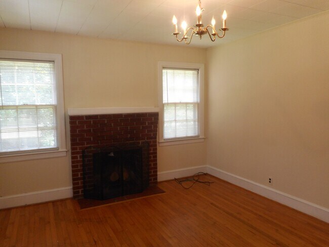 Foto del edificio - 2-Bedroom, 2-Bathoom Brick Home ***RENT SP...