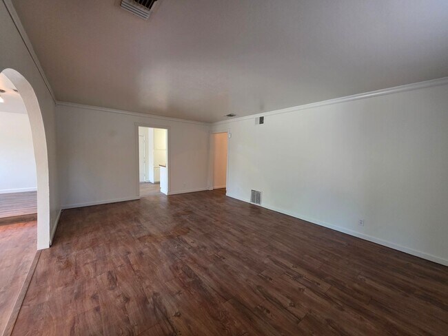 Building Photo - 4 bedroom single story near freeway & shop...