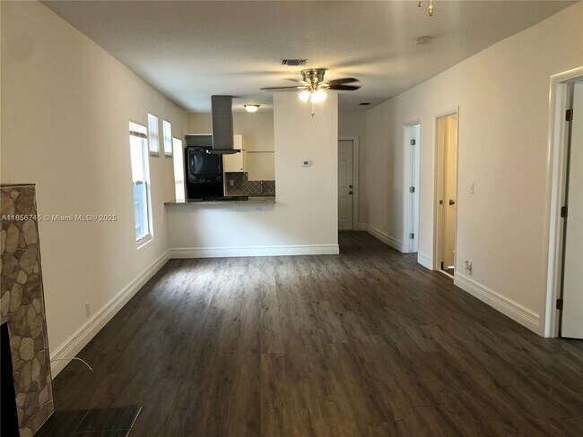 Building Photo - 112 N D St