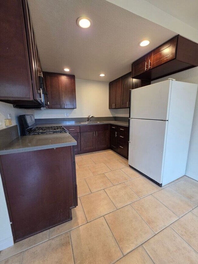 Building Photo - 1/2 off 1st Months Rent!! Summer Special on Santa Margarita (3BR/2BA)