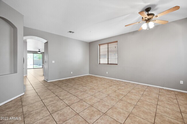 Foto del edificio - 18165 W Canyon Ln
