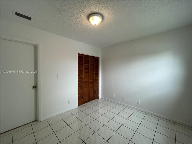 Foto del edificio - 7410 Woodmont Terrace