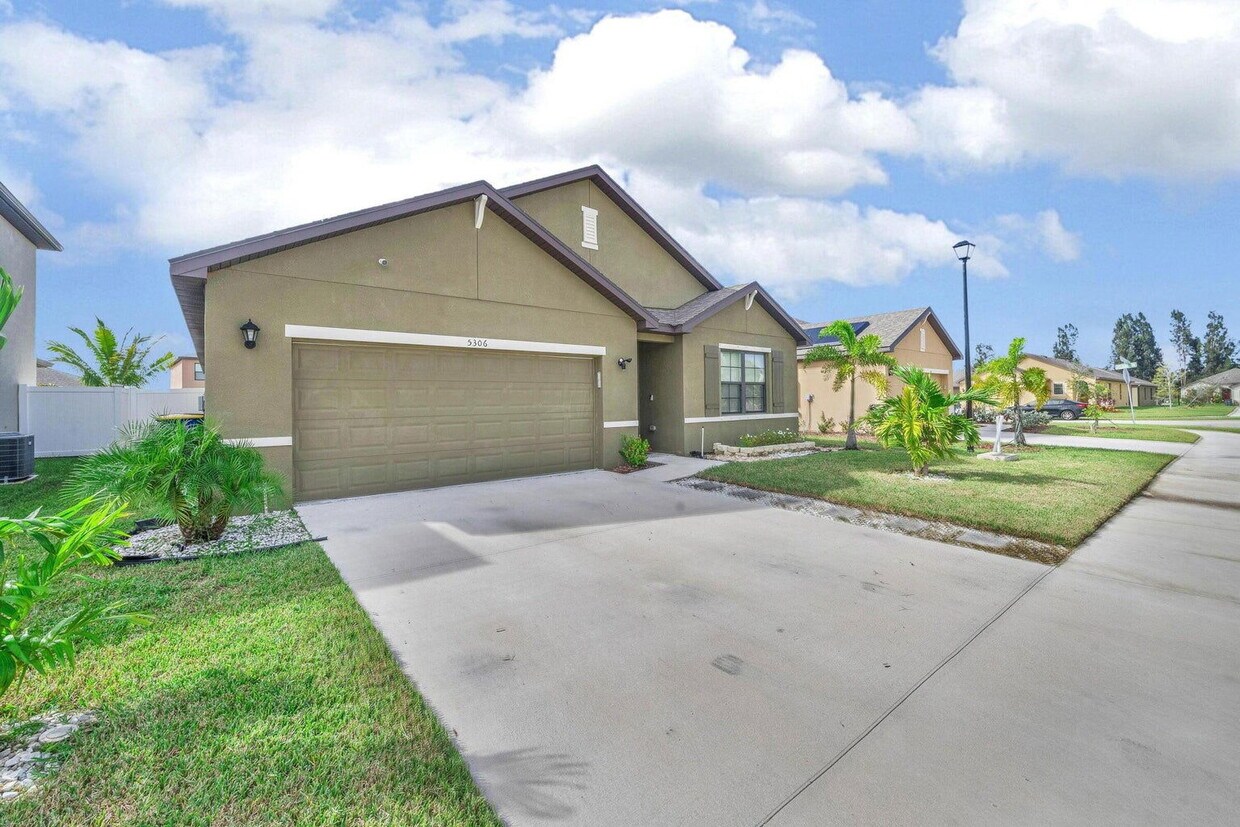 Primary Photo - 5306 Entertainment Way