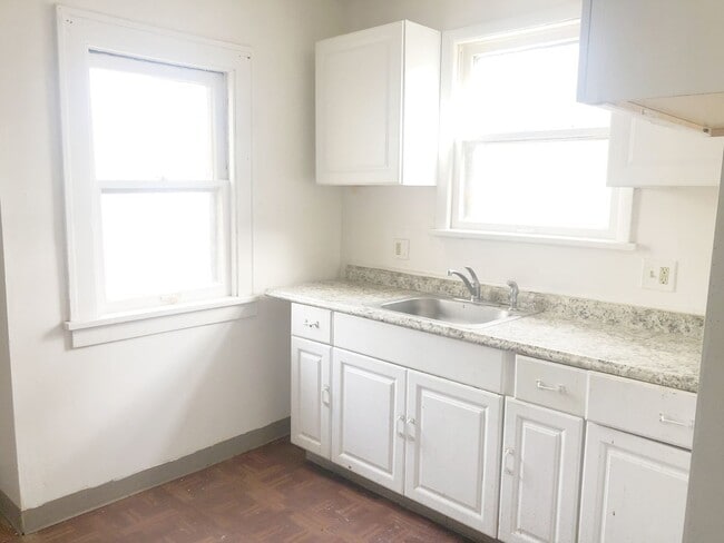 Building Photo - 2 BED 1 BATH SINGLE FAMILY HOME IN EUCLID!