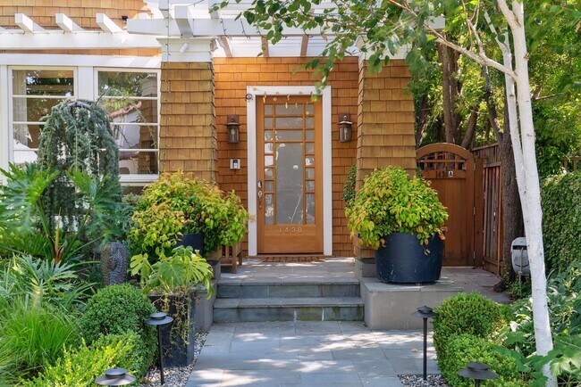 Foto del edificio - Beautifully Appointed 7-Bedroom Home with ...