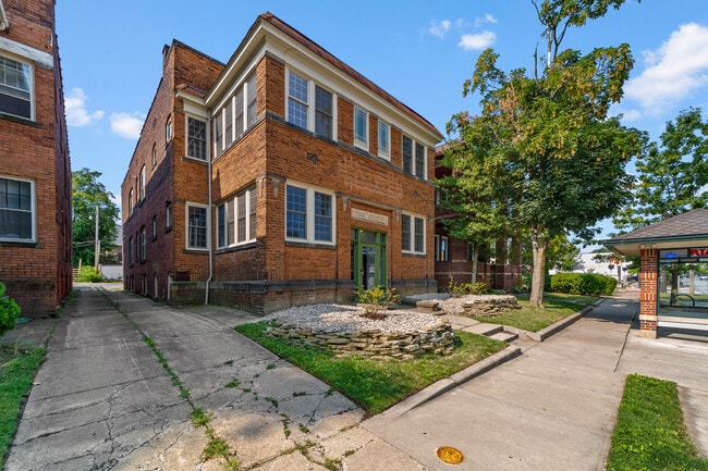 The Venice - Driveway - 11427 Clifton Blvd