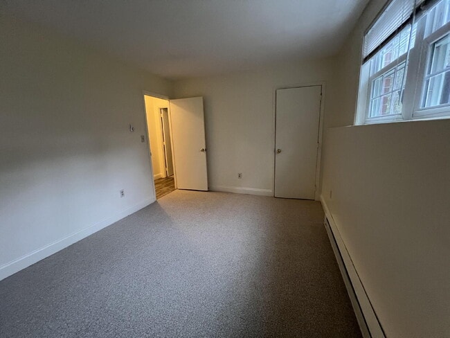 Building Photo - Price reduced! June 1st move in!