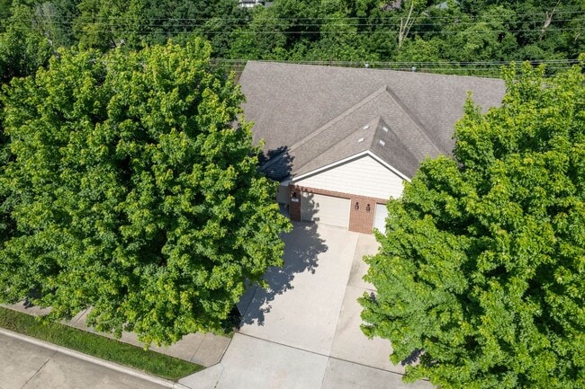 Building Photo - 701-703 Glenstone Dr.