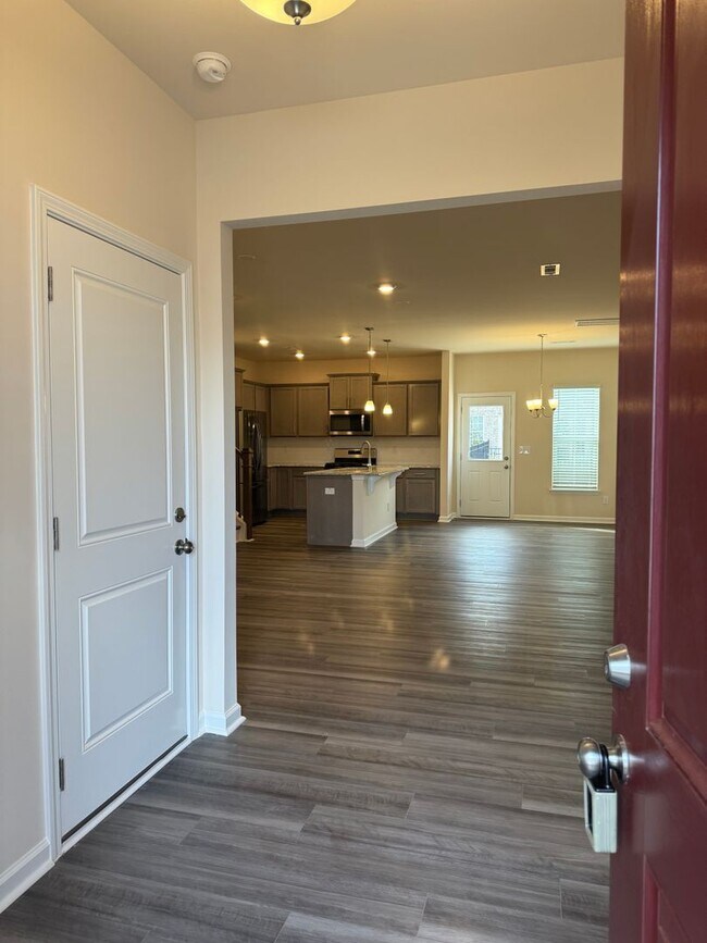 Foto del edificio - Stunning 3BR 2.5BA Townhome in Jamestown