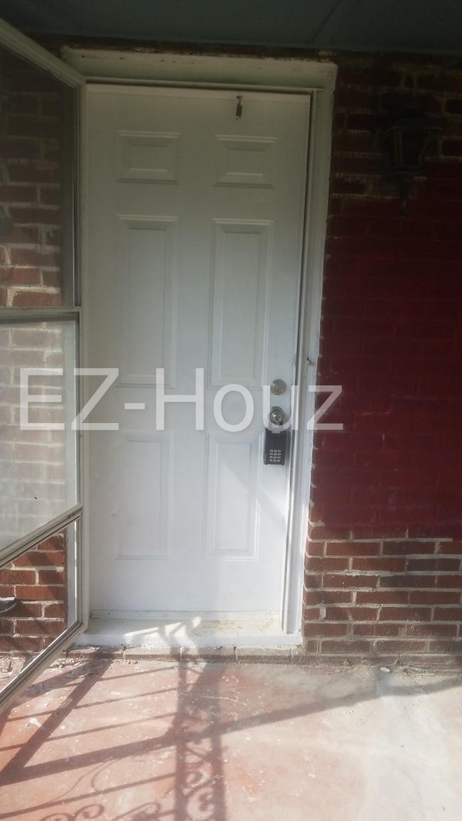 Building Photo - Beautiful 4 bedroom 1 bath remodeled house