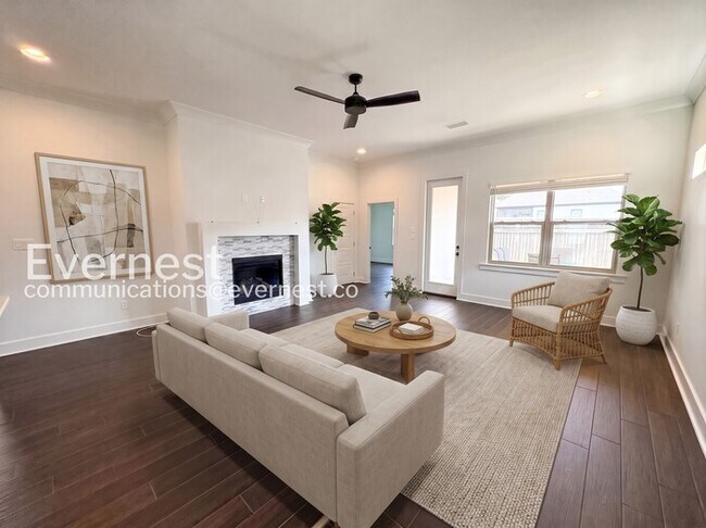 Building Photo - 3 Bed, 2 Bath Home with Fenced Yard & Garage / Available Now!