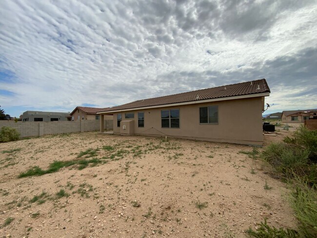 Foto del edificio - 3 Bedroom Single Story Home Available Near...