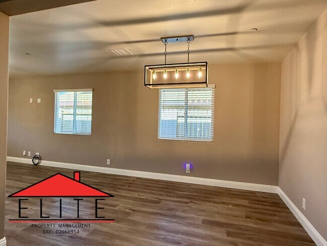 Foto del edificio - AVAILABLE NOW!!