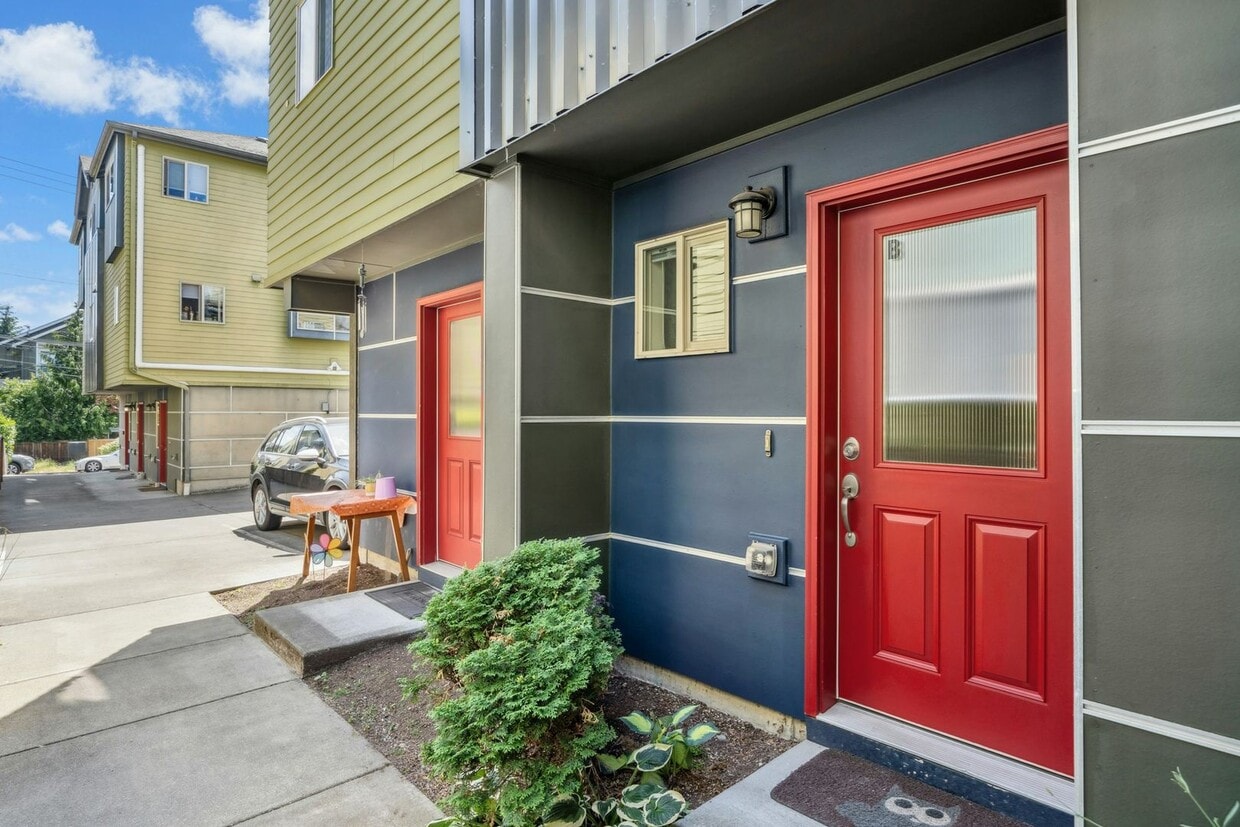 Primary Photo - Columbia City Townhome