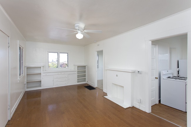 Building Photo - Beautiful Vintage Cottage in La Jolla w/ D...