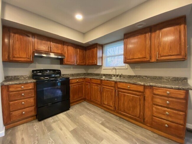 Foto del edificio - Welcome to this charming 2-bedroom, 1-bathroom ranch style home located in Springfield, OH+