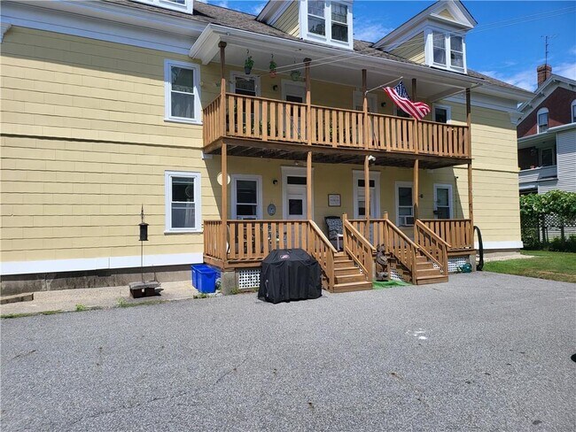 Foto del edificio - 511-511 Pond St