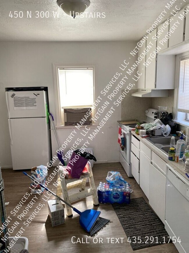 Building Photo - Pet Friendly 2 Bedroom 1 Bath apartment