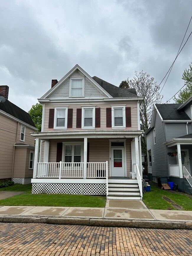 Building Photo - 724 Washington St