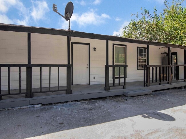 Building Photo - 723 Doverside St