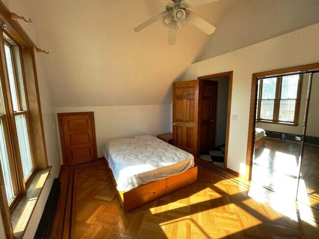 Foto del edificio - 1368 E 14th St