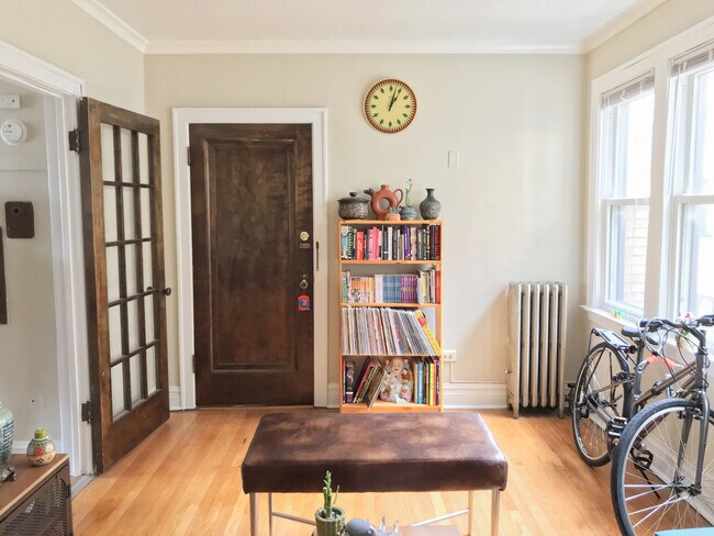 Building Photo - Charming Convertible Studio on Second Floo...