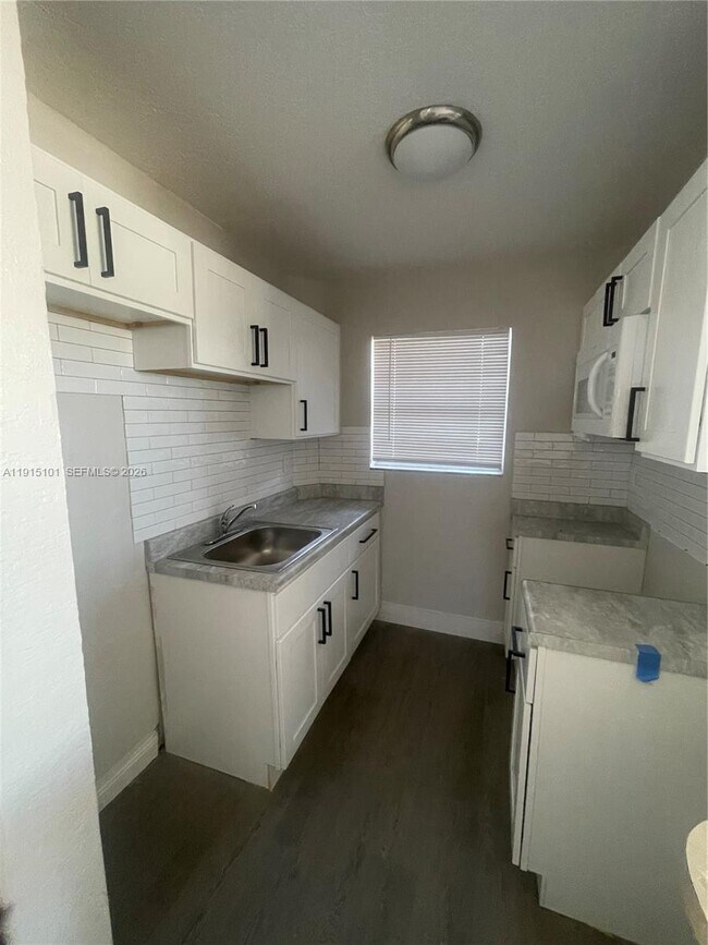 Building Photo - 110 SE 2nd St