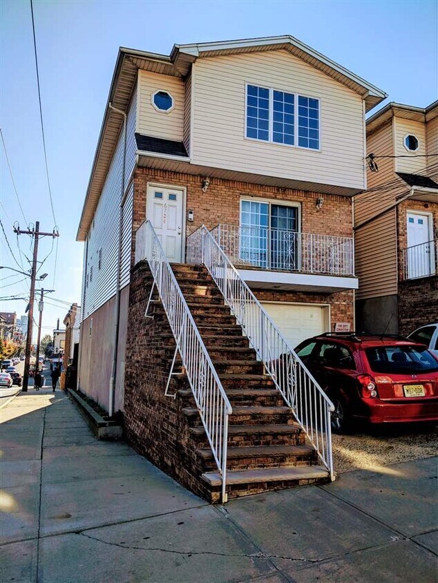 Foto principal - 6724 Madison St